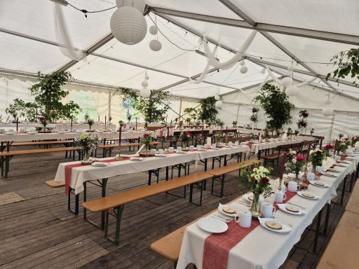 Festtafel im Zelt mit 120 Gästen