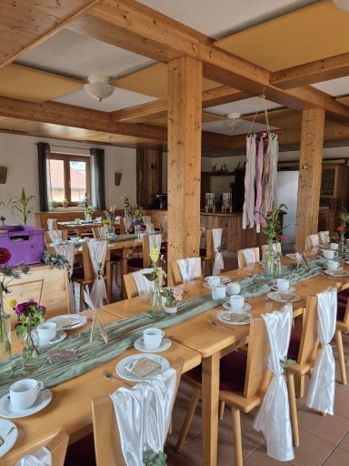 Festliche Hochzeitstafelschön gedeckt mit Naturholzmöbeln im Gastraum